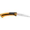 Fiskars Scie à élaguer Pour Bois Vert, Lame Rétractable, Grandes Dents, Coupe Tirante, Longueur De Lame: 16 Cm, Lame En Acier Inoxydable, Noir/Orange, Xtract, SW73, 1000613