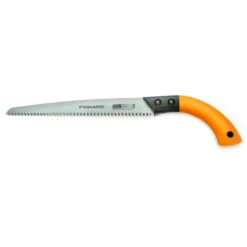 Fiskars Scie à élaguer Pour Bois Vert, Lame Fixe, Gaine De Rangement En Plastique Incluse, Coupe Tirante, Longueur De Lame: 33 Cm, Lame En Acier Inoxydable, Noir/Orange, SW84, 1001620
